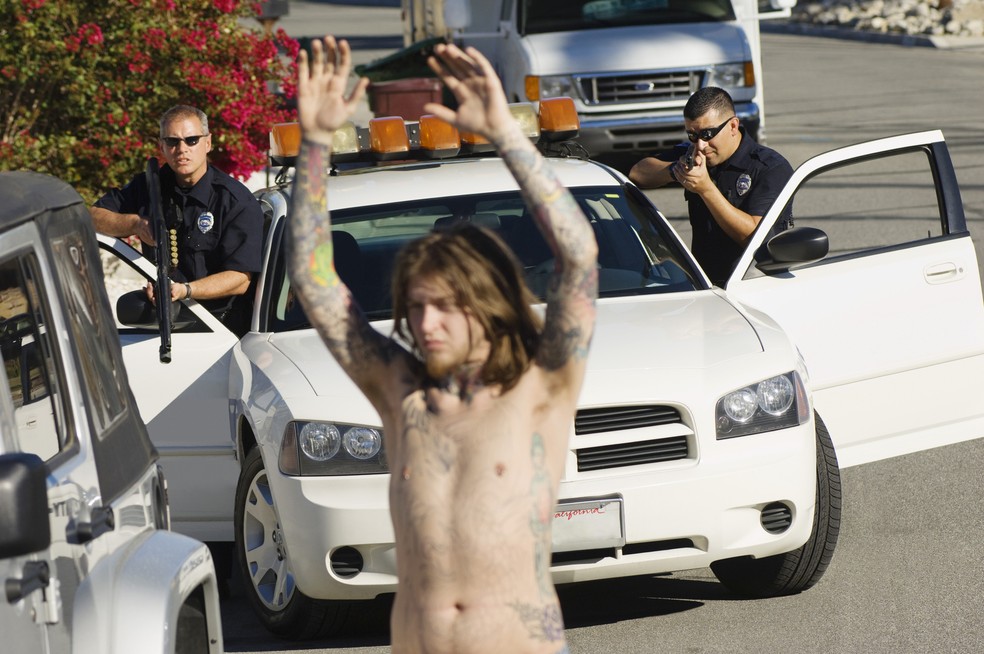 Durante abordagem policial, motorista pode ser solicitado a vestir a camisa, mas não é obrigatório — Foto: Getty Images