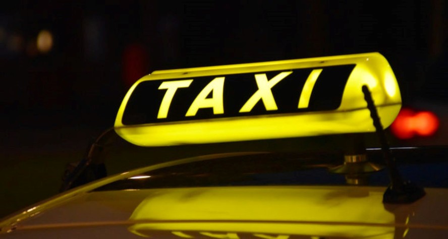 Taxistas que desejam aderir ao Vale-Táxi Social têm de se inscrever no CadÚnico