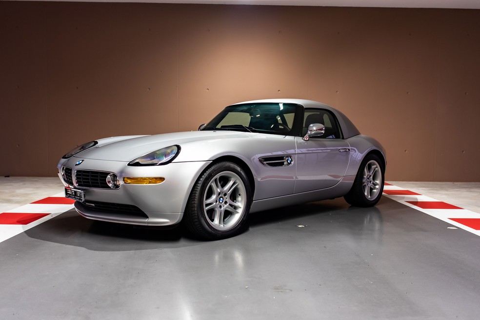 BMW Z8, o caro do James Bond, tem o mesmo preço de venda do Mercedes SLS AMG — Foto: Divulgação
