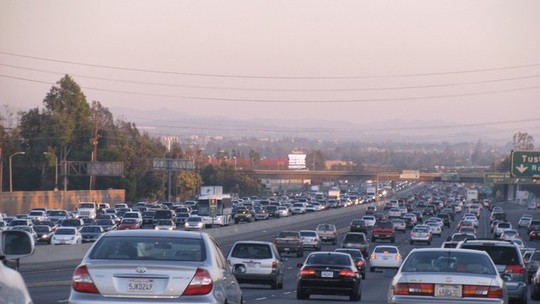 Califórnia considera banir carros movidos a combustão