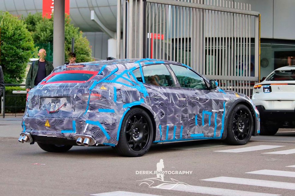 Primeiro elétrico da Ferrari roda em testes na Itália com saídas de escapamento falsas — Foto: Reprodução/Instagram