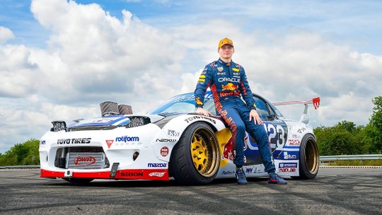 Max Verstappen, bicampeão de F1, aprende a fazer drift com um Mazda de mais de 600 cv