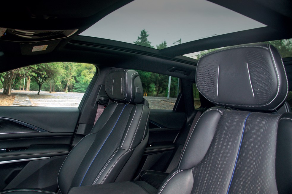 Cadillac Lyriq 500E também oferece teto solar na lista de equipamentos  — Foto: André Schaun/Autoesporte