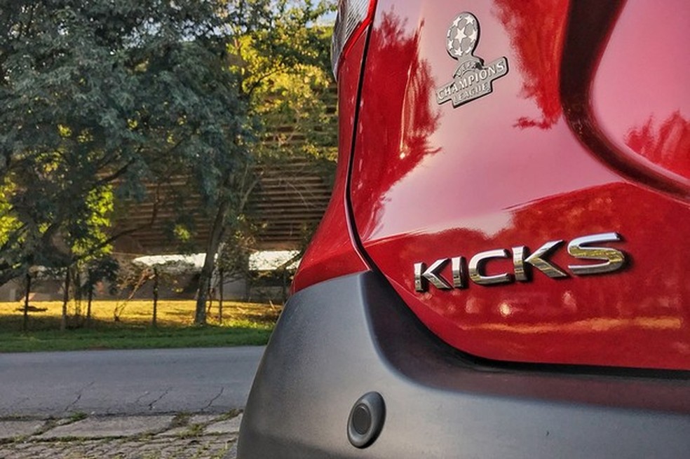 Tampa traseira carrega o símbolo da Uefa (Foto: Diogo de Oliveira/Auto News Brasil) — Foto: Auto Esporte
