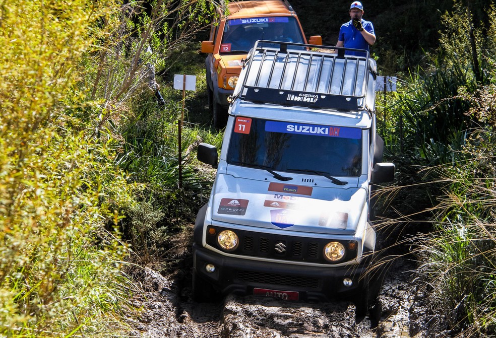 Suzuki Jimny tem ótimos ângulos de ataque e saída por conta da carroceria curta — Foto: Divulgação