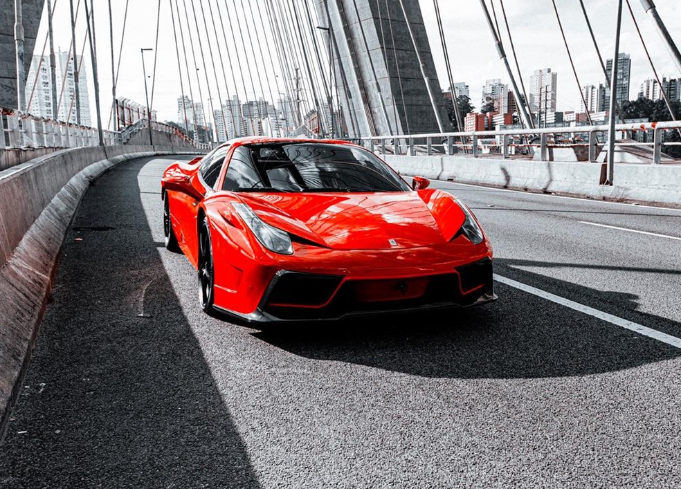 O para-choque dianteiro traz outro estilo para a 458 Spider 2015 — Foto: Matheus Coutinho e Leo Cavazzana