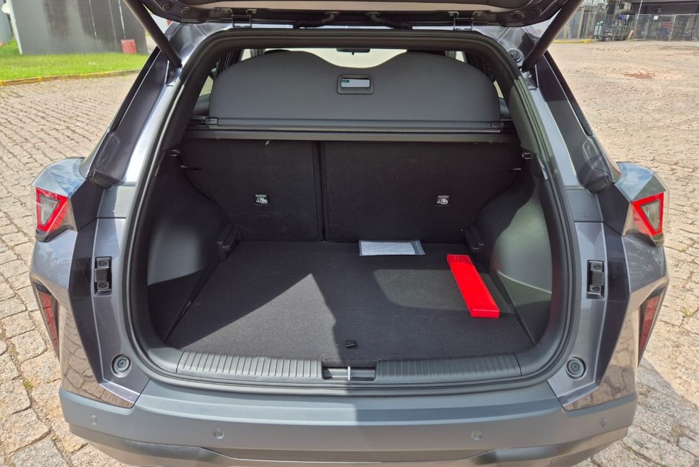 Porta-malas de 341 litros não encanta em comparação com outros SUVs compactos — Foto: Caio Bednarski/Auto News Brasil