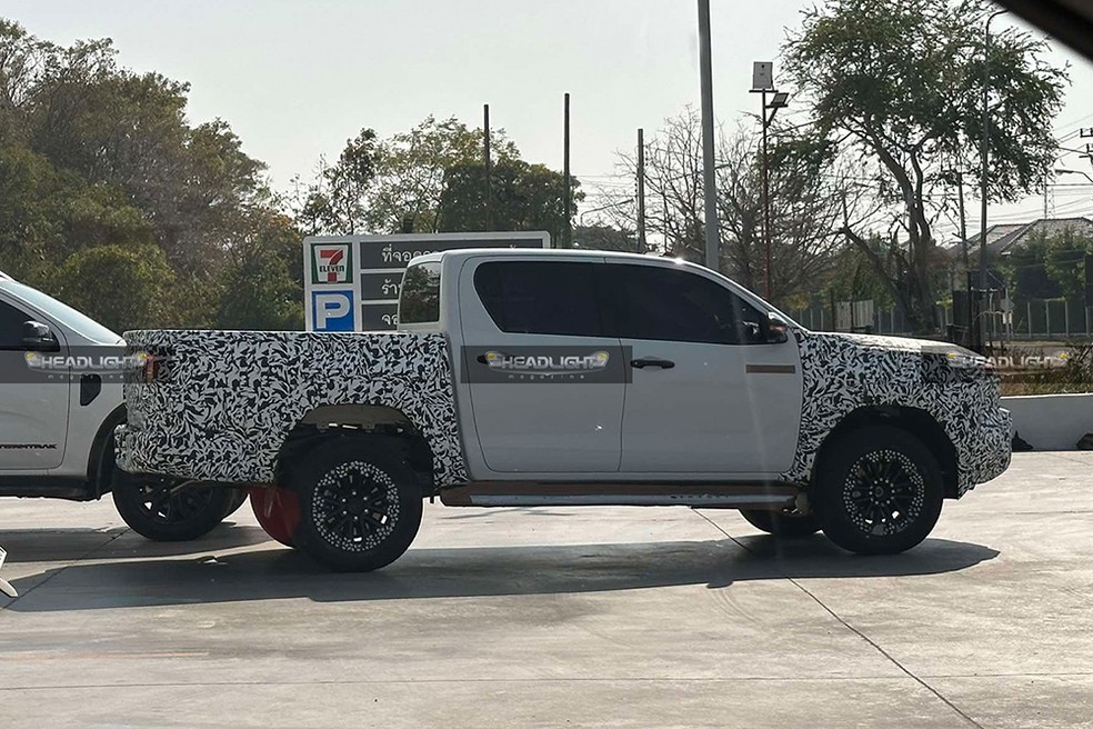 Toyota Hilux de nova geração deverá ter opção com motor híbrido a diesel  — Foto: Reprodução/Headlight