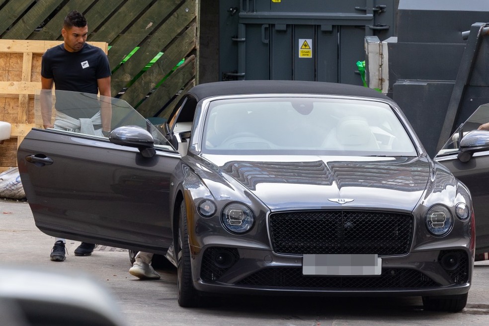 Casemiro embarcando em seu Bentley nas ruas de Manchester — Foto: Cavendish/The Sun