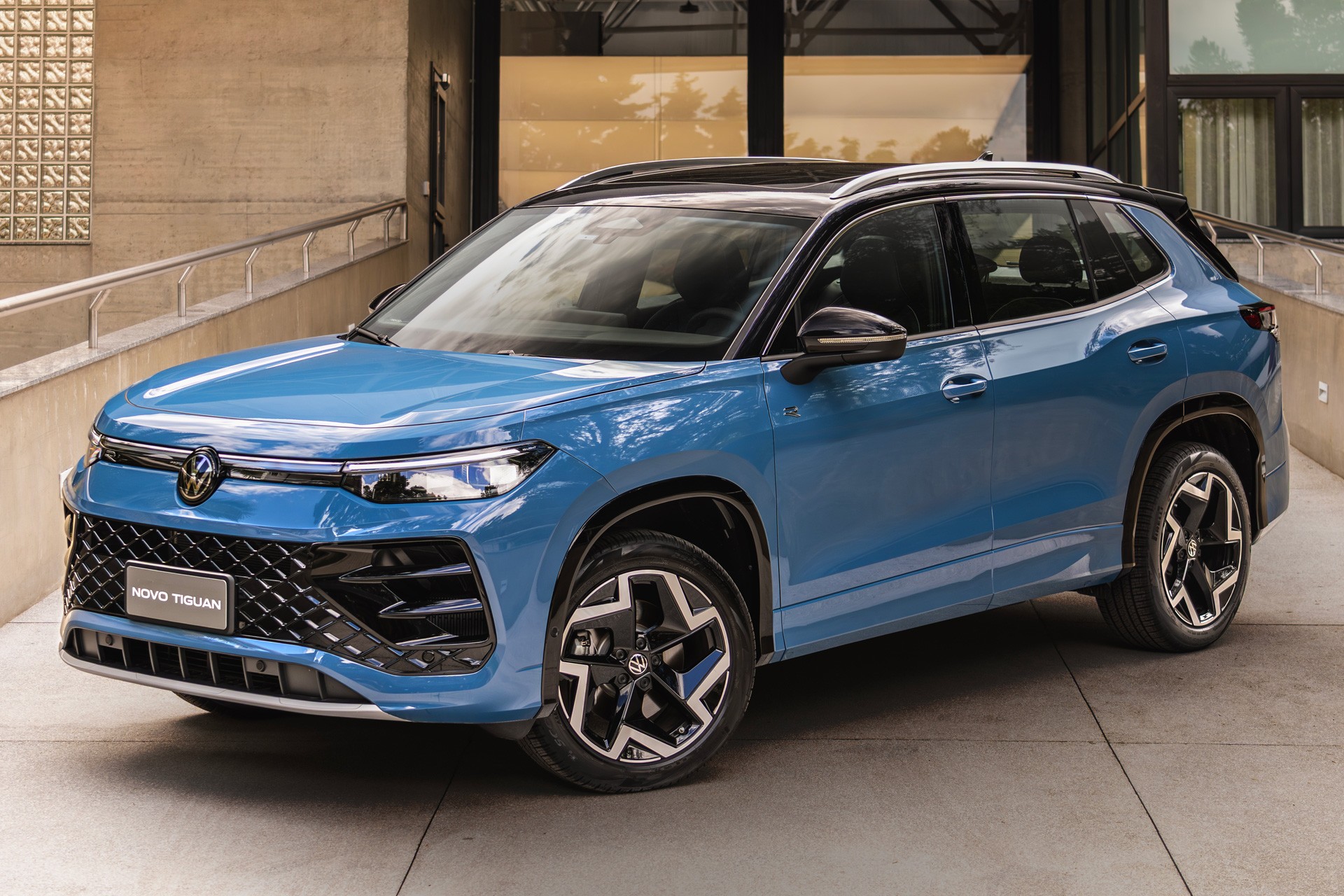 Novo Volkswagen Tiguan chega por R$ 300 mil com 272 cv e tração integral