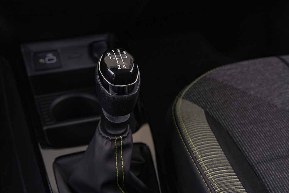 Renault Kwid 2023 tem transmissão manual de cinco velocidades — Foto: Divulgação