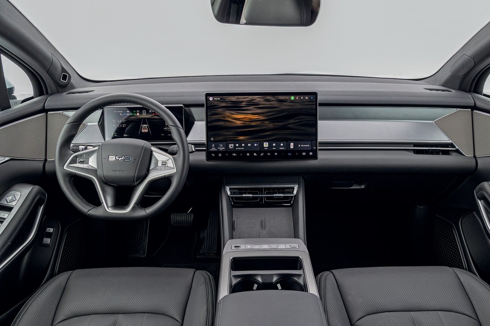 Cabine do BYD Atto 8 não faz feio para quem já conhece Mercedes, Audi e BMW — Foto: Renato Durães/Auto News Brasil