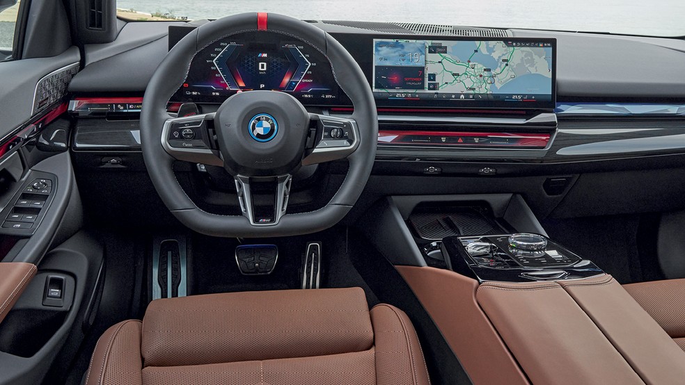 BMW i5 tem interior com acabamento de luxo — Foto: Divulgação