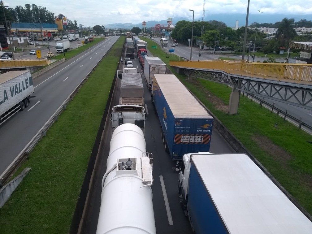 Caminhões na Via Dutra, em Resende (RJ) — Foto: Redes Sociais