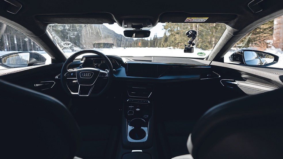 No interior dos carros há um rádio para manter a comunicação com o instrutor  — Foto: André Schaun