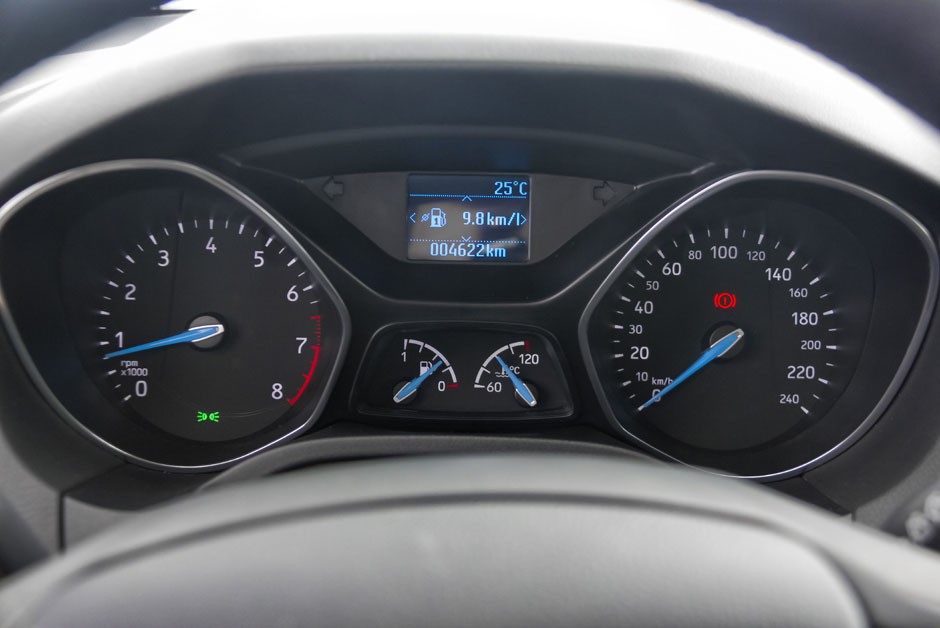Detalhe do quadro de instrumentos do Ford Focus 1.6 SE Plus