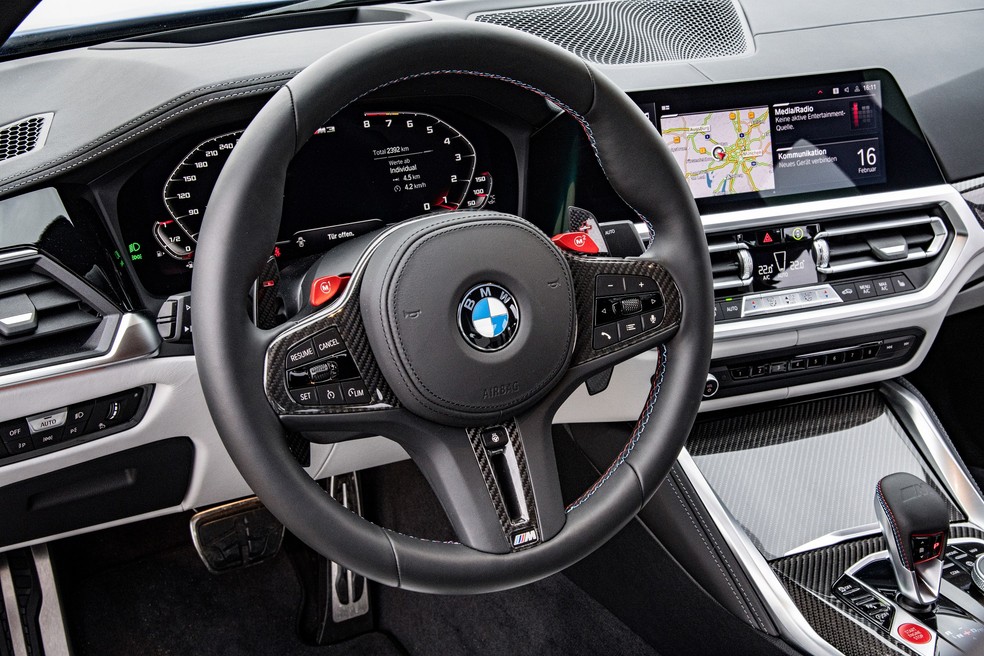 Interior do BMW M3 Competition tem opção de acabamento diferentes em preto, azul, cinza e laranja — Foto: Divulgação