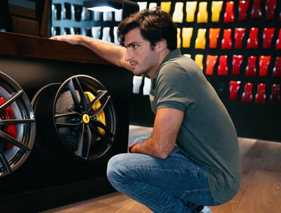 Carlos Sainz personaliza sua Ferrari de acordo com suas preferências: rodas, bancos, volante, acabamento e cor da carroceria — Foto: Reprodução/Facebook