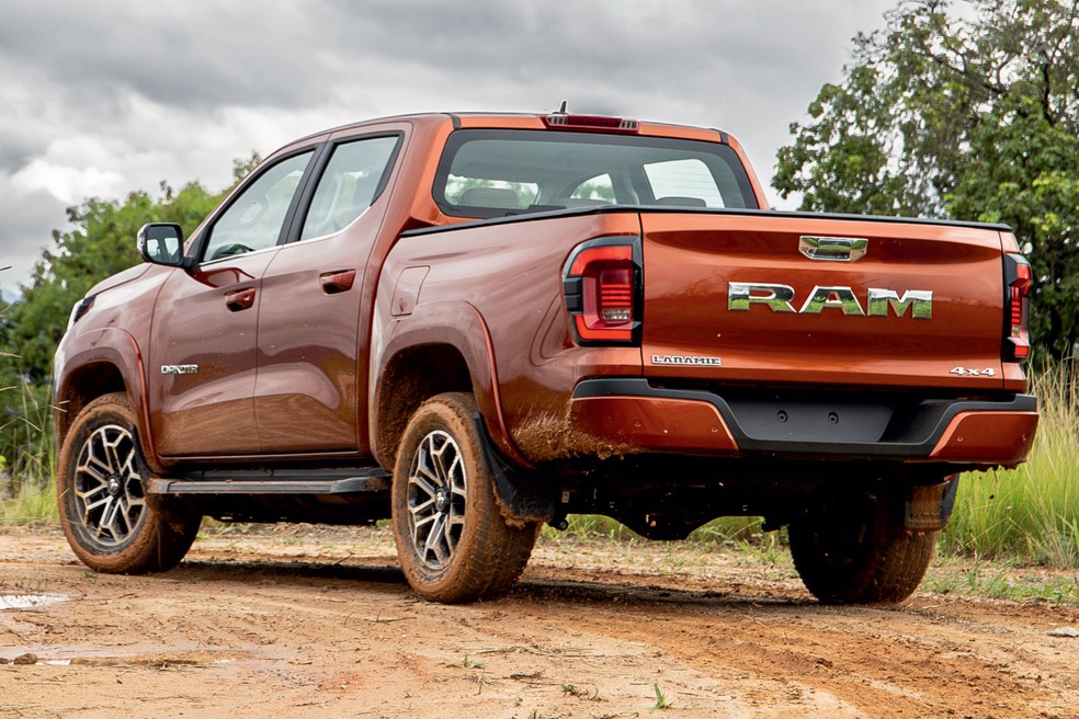 Dimensões e capacidades de Dakota e Titano são idênticas; versão Laramie não tem pneus de uso misto — Foto: Emerson de Oliveira Souza/Auto News Brasil