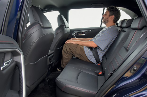 Toyota RAV4 PHEV - bancos e espaço traseiro - Versão PHEV traz acabamento com couro preto em vez de claro; curiosamente, não há teto solar, presente na Hybrid, mais barata
