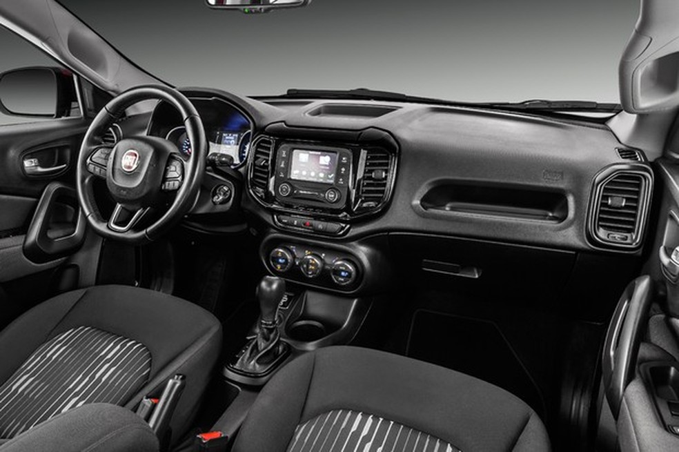 Cabine da Toro tem materiais de acabamento menos requintados do que os do Jeep Renegade (Foto: Divulgação) — Foto: Auto Esporte