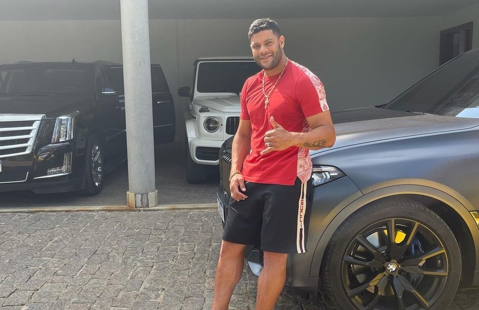 Hulk posa em foto sentado no BMW X7 que não teve damos na batida com o motociclista  — Foto: Reprodução/Instagram