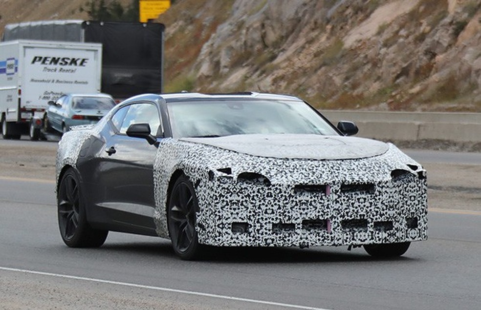 Novo Chevrolet Camaro flagrado em testes (Foto: Automedia) — Foto: Auto Esporte