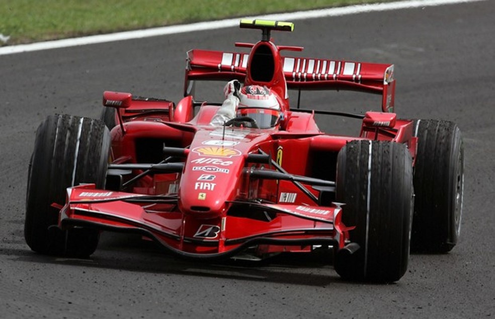 Kimi Raikkonen comemora o título de 2007 em Interlagos (Foto: Ferrari) — Foto: Auto Esporte