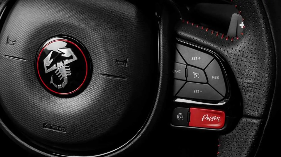 Detalhe do volante do Fiat Pulse, com o símbolo do escorpião e o botão "Poison" — Foto: Divulgação