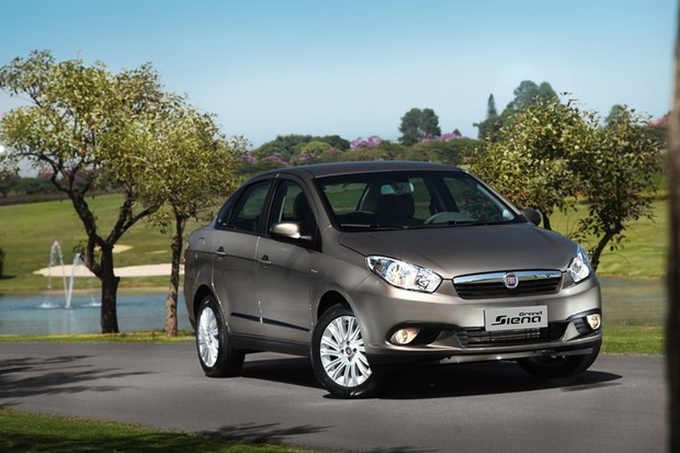 Fiat Grand Siena tem porta-malas de 520, perfeito para instalação do cilindro — Foto: Divulgação