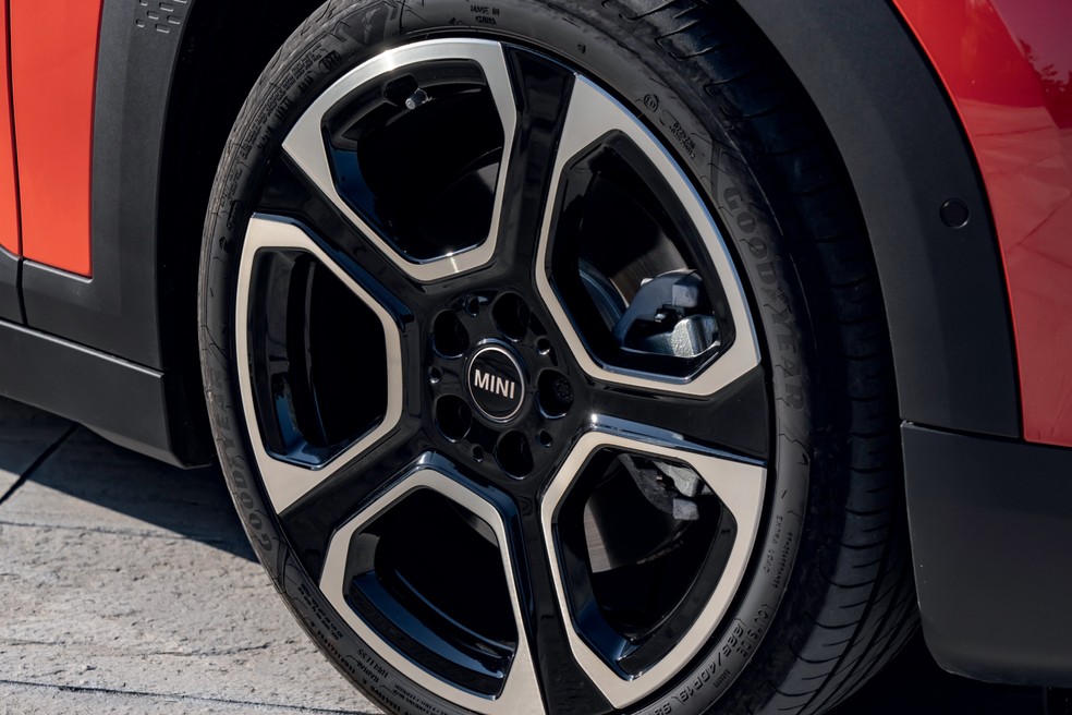 Mini Aceman SE é equipado com rodas de 17 polegadas  — Foto: Divulgação