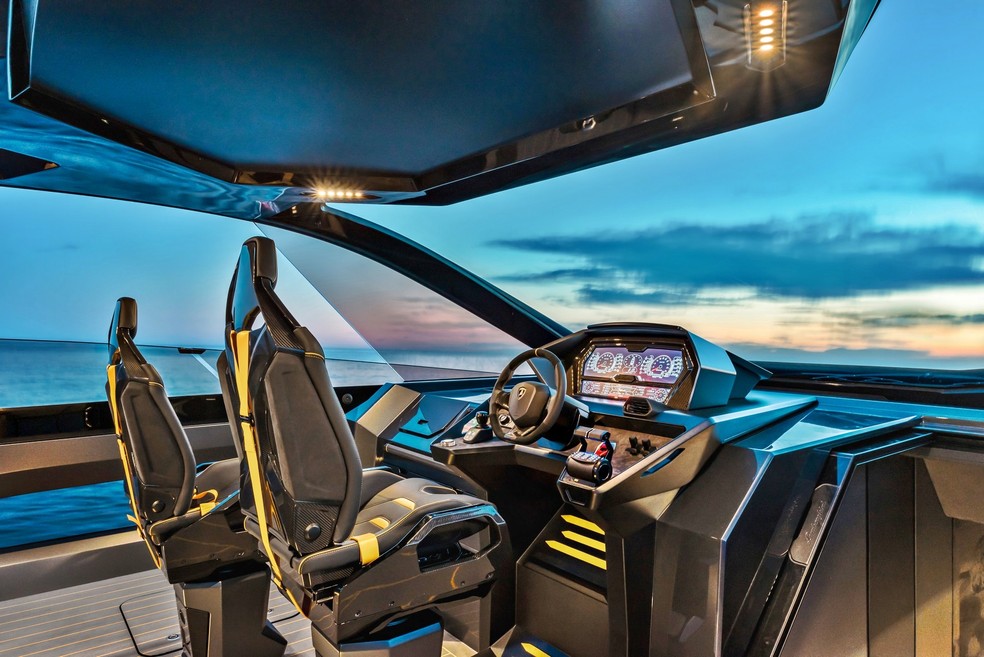 Na cabine há bancos esportivos e volante semelhante ao de um carro — Foto: Divulgação 
