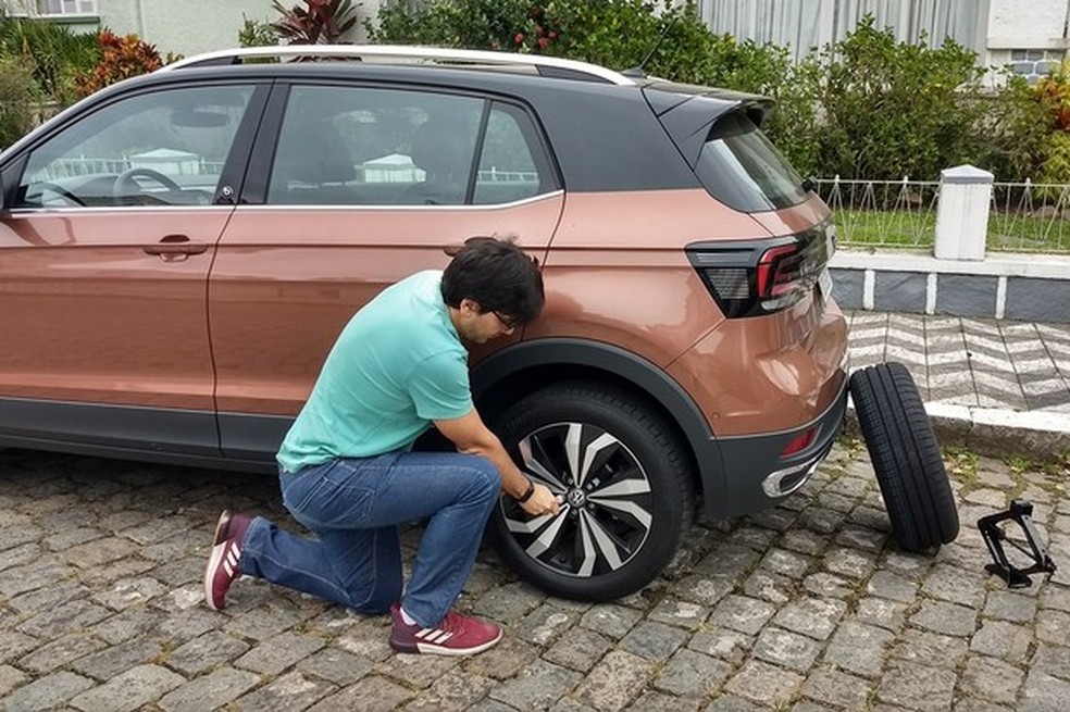 Os parafusos devem ser desapertados antes de erguer o veículo (Foto: Allyne Antoni) — Foto: Auto Esporte