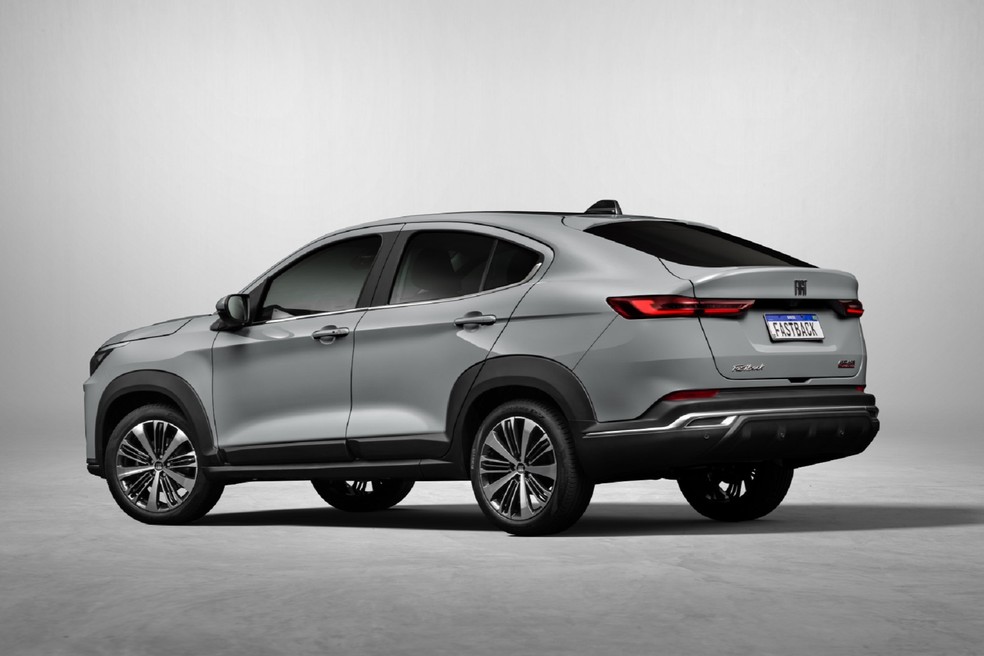 O Fiat Fastback Audace tem porta-malas de 516 litros — Foto: Divulgação/Fiat