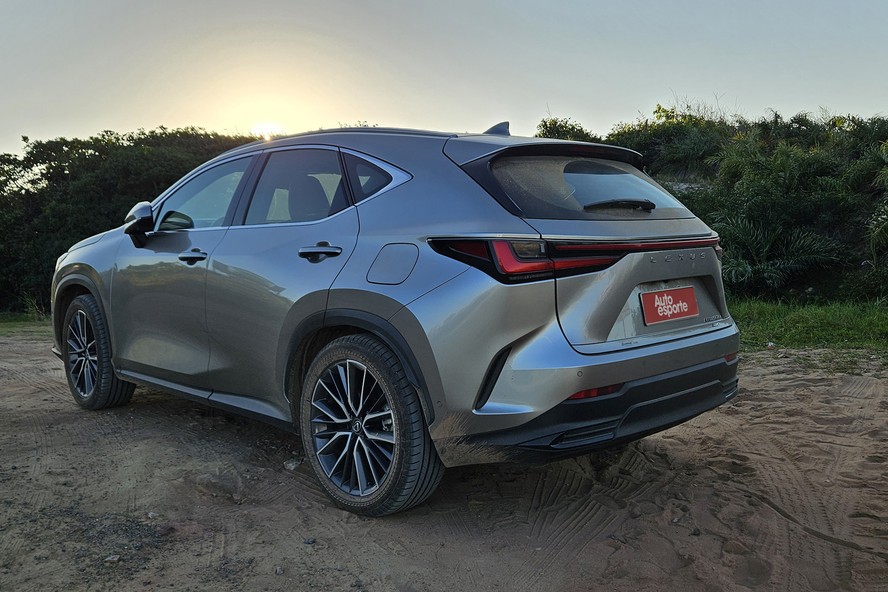 Lexus NX 450h+ traseira