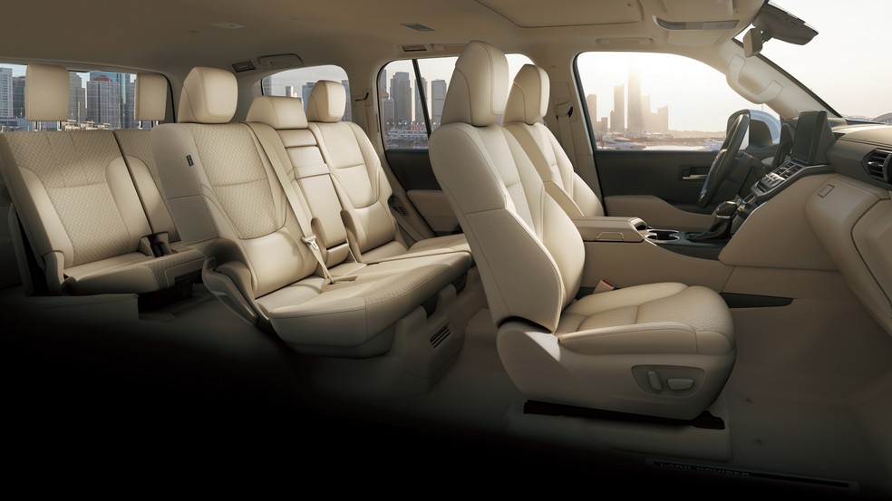 O novo Land Cruiser continua a oferecer espaço interno para sete ocupantes — Foto: Divulgação
