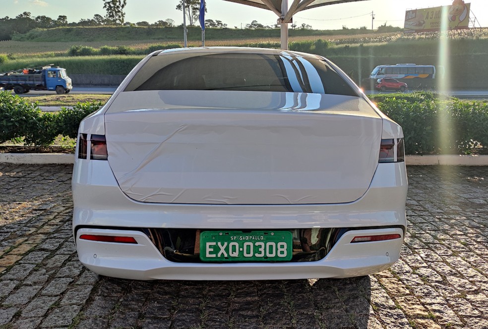 Adesivos escondem o logotipo e parte das lanternas do Qin Plus — Foto: André Paixão/Auto News Brasil