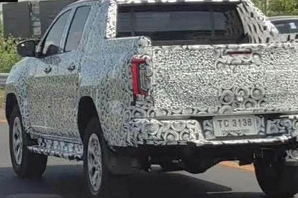 Flagra revela novos grafismos nas lanternas traseiras da Hilux — Foto: Reprodução/Instagram @kurdistan_automotive_blog_