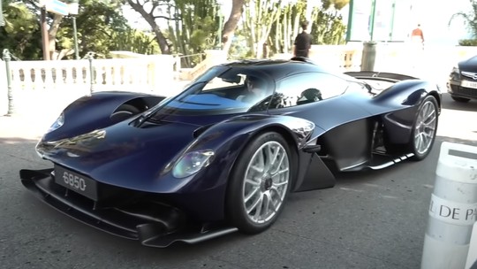 Vídeo: David Coulthard desfila com hiperesportivo híbrido de 1.160 cv pelas ruas de Mônaco