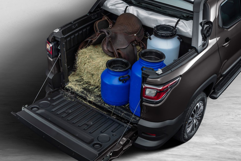 Apesar de manter volume da caçamba, Fiat Strada automática tem menor capacidade de carga — Foto: Divulgação