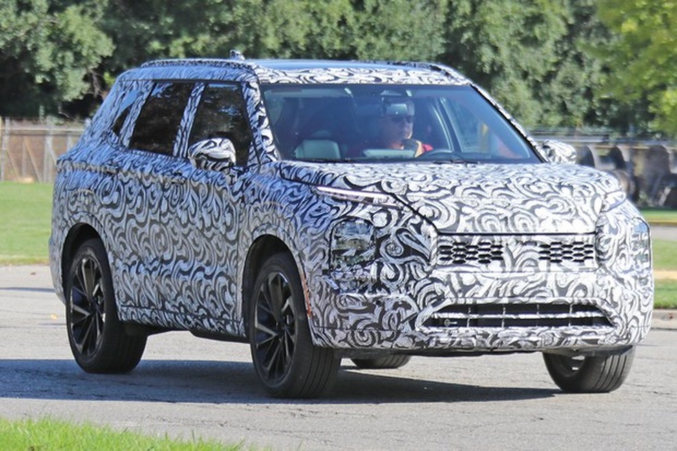 Mitsubishi Outlander foi flagrado pela primeira vez (Foto: AutoMedia/Auto News Brasil) — Foto: Auto Esporte