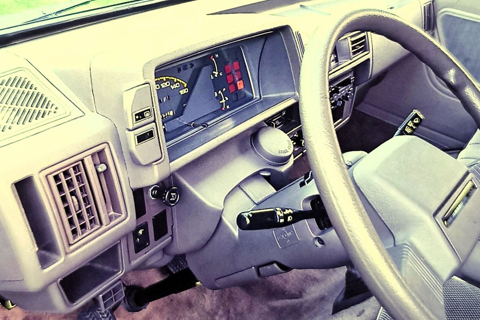 Painel bem completo e volante com regulagem, ainda que só em duas posições — Foto: Auto News Brasil/Acervo MIAU
