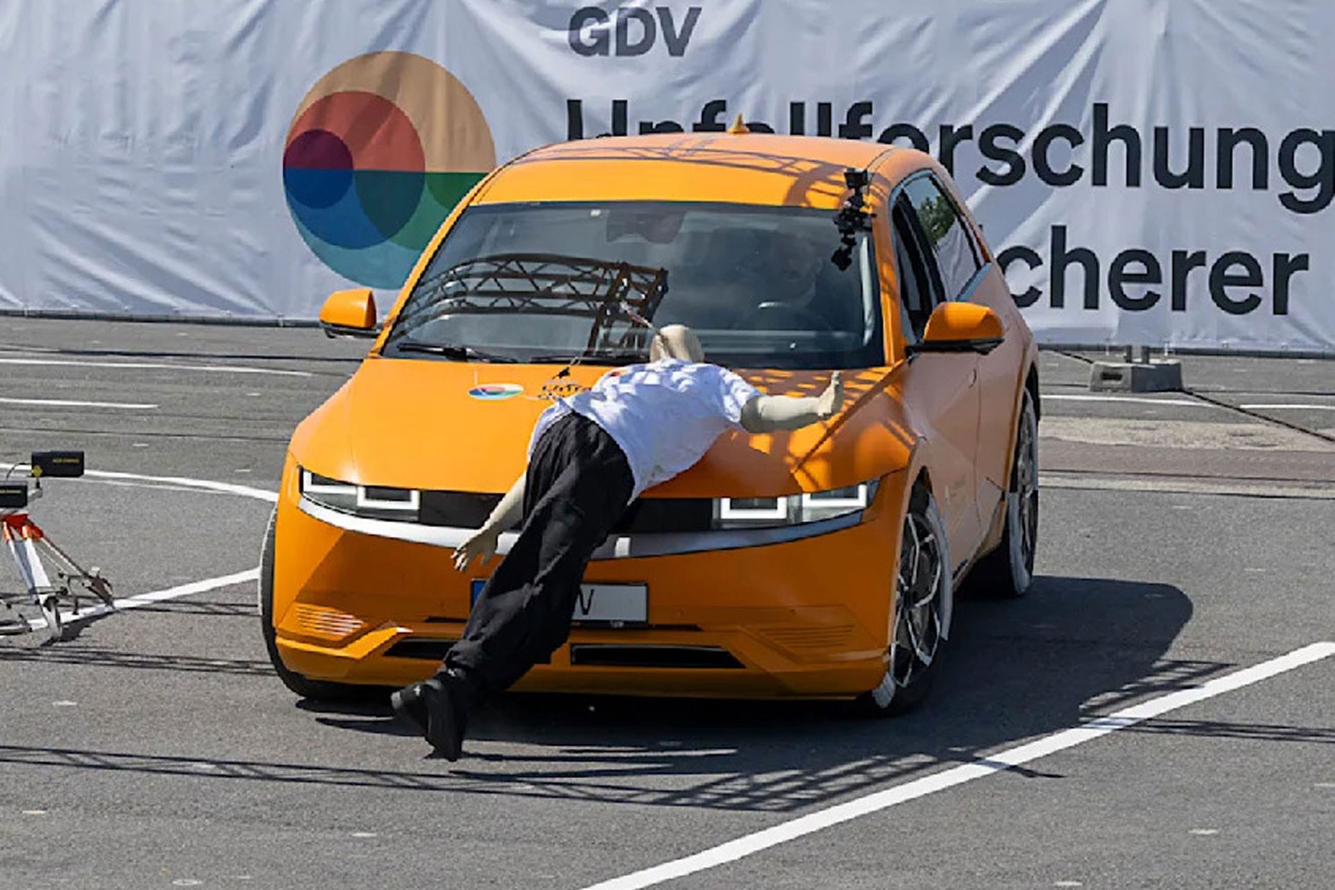 Por que carros elétricos estão aumentando índices de atropelamento?