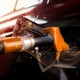 Combustível aditivado x comum: o que realmente muda no carro e no bolso