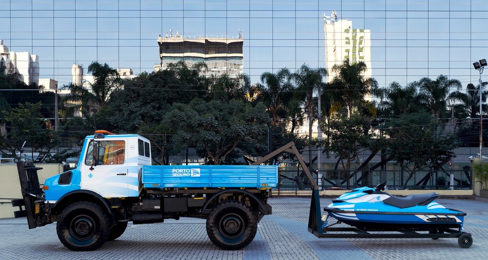O jet ski será transportado pelo caminhão Unimog para a área atingida pela chuva — Foto: Divulgação
