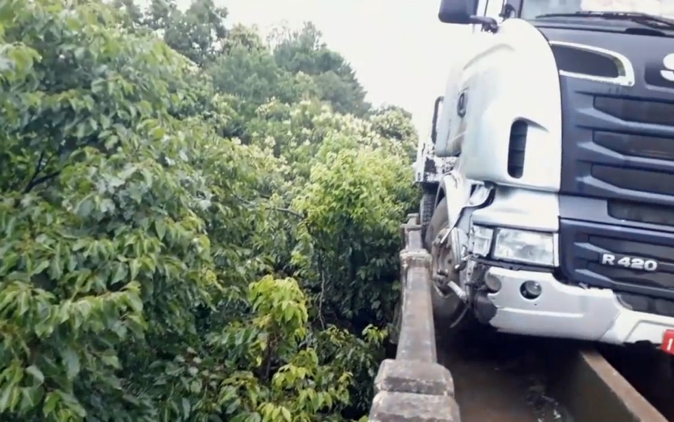 Com combustível na pista, caminhão de Sheila deslizou e foi parar na beira de uma ponte, em dezembro passado. Ela não se machucou. — Foto: Reprodução/YouTube Sheila Bellaver