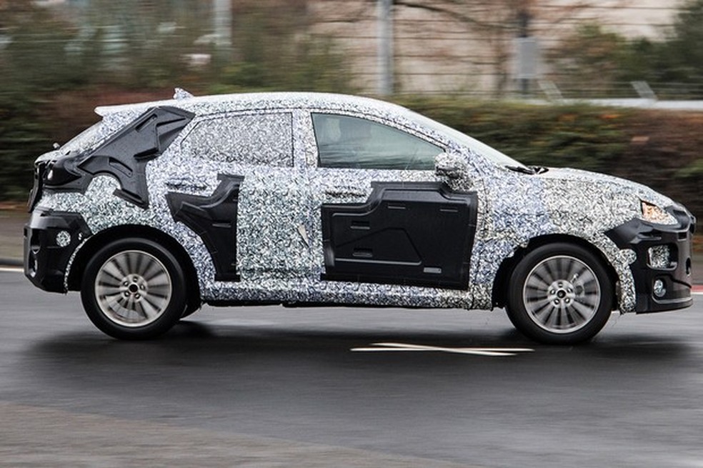 SUV do Fiesta tem linhas laterais mais sinuosas e lembra o novo Focus (Foto: AutoMedia/Auto News Brasil) — Foto: Auto Esporte