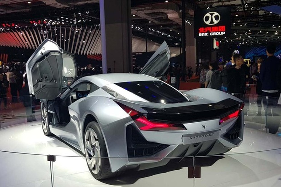 Traseira do Arcfox GT, versão de rua (Foto: Julio Cabral/Auto News Brasil) — Foto: Auto Esporte