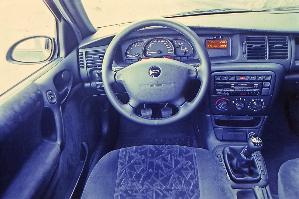 Além da bolsa inflável opcional no volante o Vectra GLS possui mostrador informativo no painel  — Foto:  Milton Shirata/Acervo MIAU