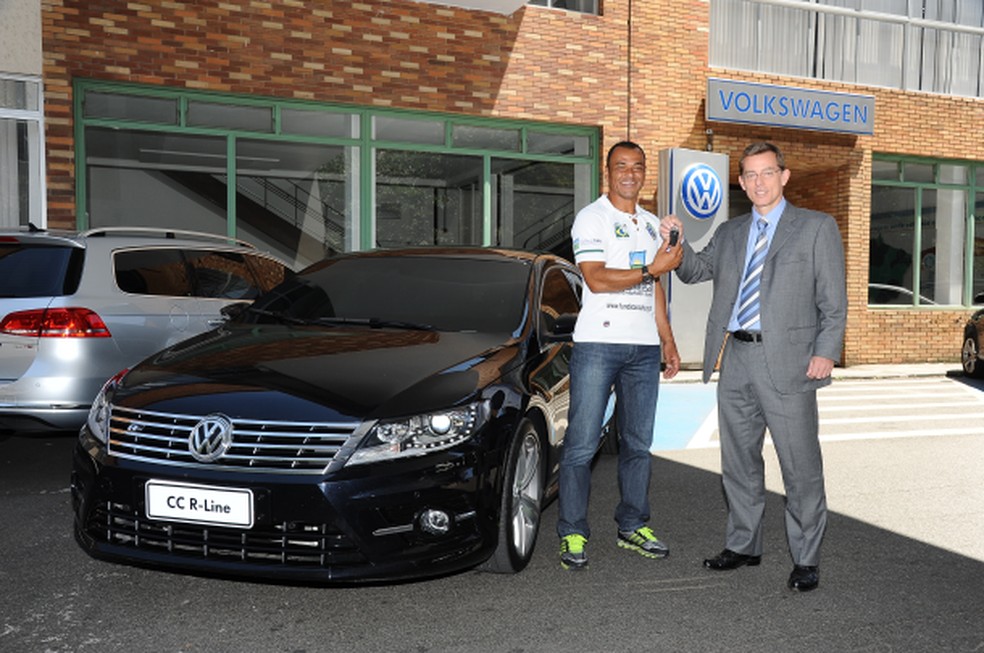 Cafu visita fábrica da VW e saí de lá com um CC R-Line (Foto: Divulgação) — Foto: Auto Esporte